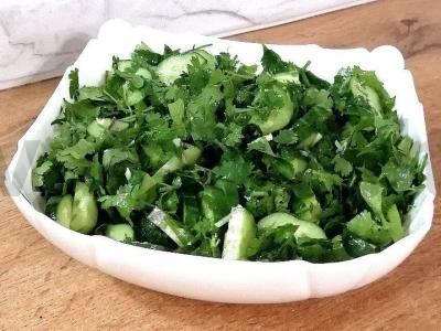 Vitaminų salotas su kalendra pagrindine nuotrauka