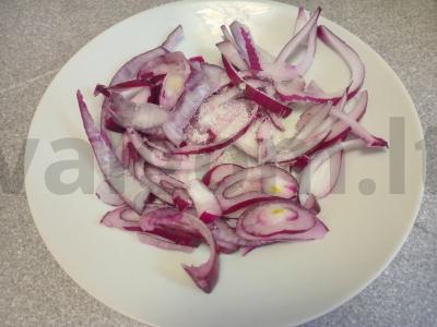 Pomidorų, raudonojo svogūno ir baziliko salotos Žingsnis 2