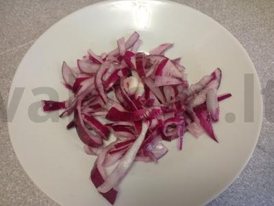 Pomidorų, raudonojo svogūno ir baziliko salotos Žingsnis 3