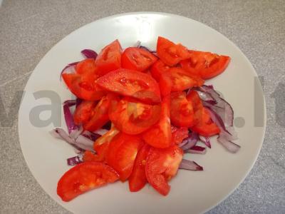 Pomidorų, raudonojo svogūno ir baziliko salotos Žingsnis 4