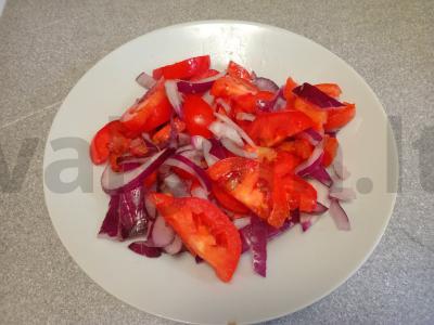 Pomidorų, raudonojo svogūno ir baziliko salotos Žingsnis 5