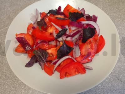 Pomidorų, raudonojo svogūno ir baziliko salotos pagrindine nuotrauka