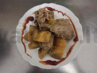 Troškintas bulvės su vištiena grietinėje pagrindine nuotrauka