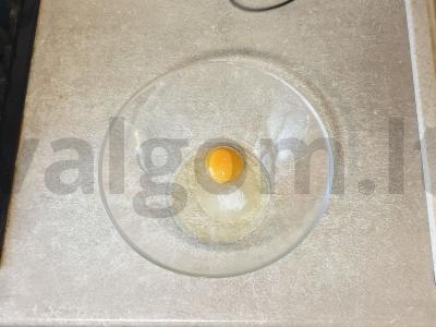 Išlydyto baltojo šokolado sausainiai Žingsnis 1