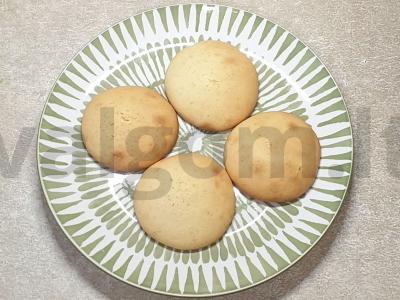 Išlydyto baltojo šokolado sausainiai pagrindine nuotrauka