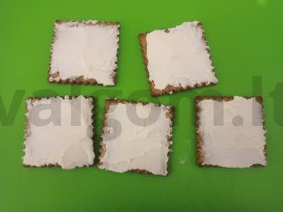 Užkandis su varškės sūriu, pomidoru ir žemės riešutais Žingsnis 1