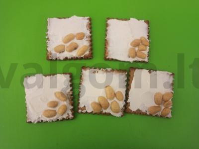 Užkandis su varškės sūriu, pomidoru ir žemės riešutais Žingsnis 3