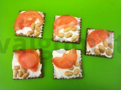 Užkandis su varškės sūriu, pomidoru ir žemės riešutais Žingsnis 4