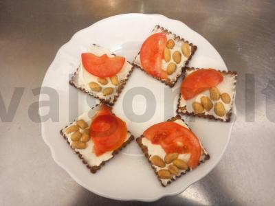 Užkandis su varškės sūriu, pomidoru ir žemės riešutais pagrindine nuotrauka