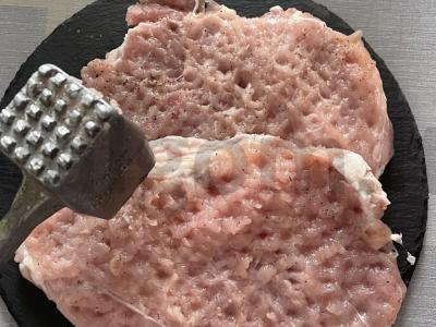 Kiaulienos šnicelis džiovintame tešloje Žingsnis 2
