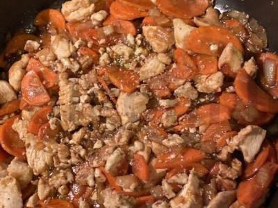 Vištienos krūtinėlė su „Wok“ padažu pagrindine nuotrauka