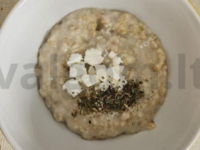 Avižinė košė su feta ir baziliku pagrindine nuotrauka