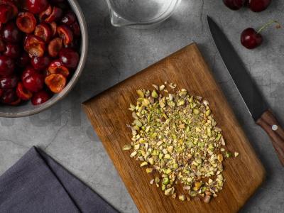 Salotas su vyšniomis, pistacijomis ir svogūnų vinigretu Žingsnis 1