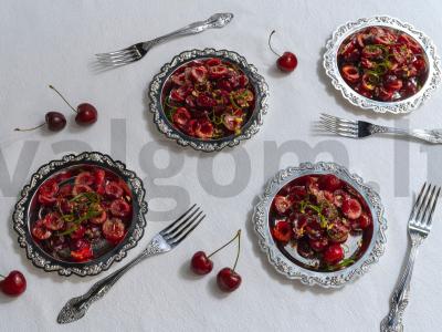 Salotas su vyšniomis, pistacijomis ir svogūnų vinigretu pagrindine nuotrauka