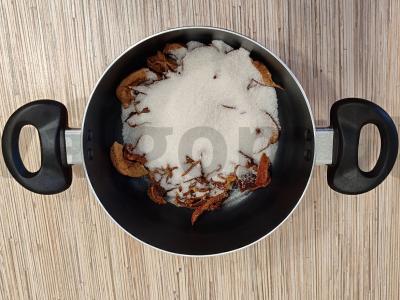 Gintarinis kompotas iš džiovintų kriaušių ir obuolių Žingsnis 2