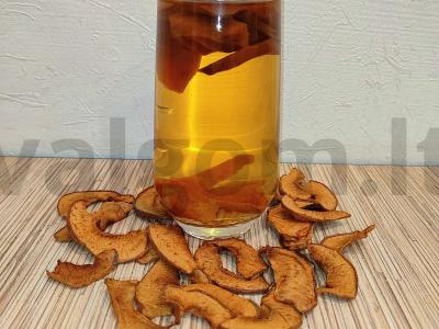 Gintarinis kompotas iš džiovintų kriaušių ir obuolių pagrindine nuotrauka