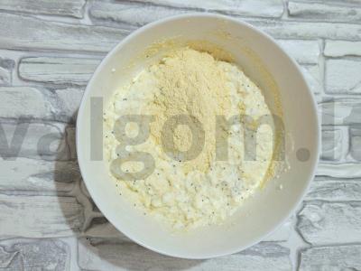 Skani varškėtė su aguonomis kukurūzų miltuose Žingsnis 3