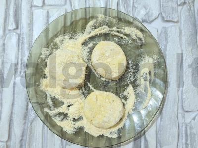 Skani varškėtė su aguonomis kukurūzų miltuose Žingsnis 4