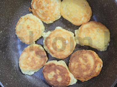 Skani varškėtė su aguonomis kukurūzų miltuose Žingsnis 5