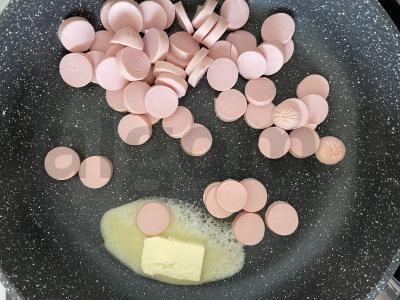 Purūs omletas su dešrelėmis ir brokoliais orkaitėje Žingsnis 1