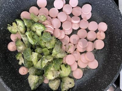 Purūs omletas su dešrelėmis ir brokoliais orkaitėje Žingsnis 2