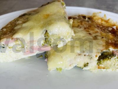 Purūs omletas su dešrelėmis ir brokoliais orkaitėje pagrindine nuotrauka