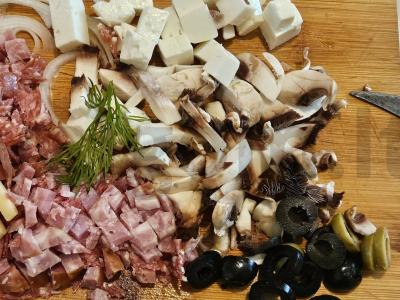 Pica su servelatu ir feta „Graikiška“ Žingsnis 1