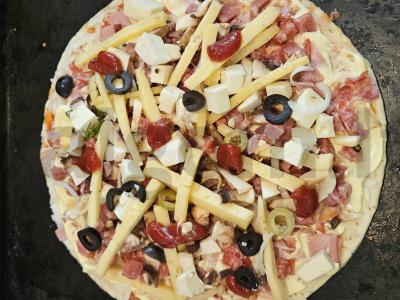 Pica su servelatu ir feta „Graikiška“ Žingsnis 3