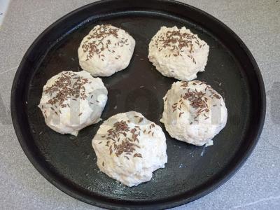 Varškės bandelės su krapais ir kmynais Žingsnis 8