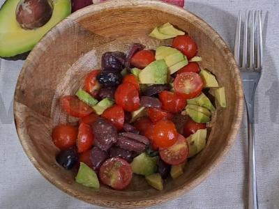 Avokadų salotos su vyšniniais pomidorais pagrindine nuotrauka