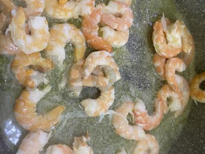 Stikliniai makaronai su grietinėlės krevetėmis Žingsnis 10