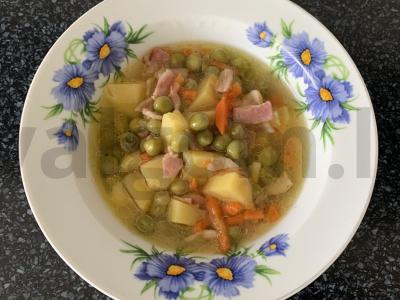 Sriuba su šonine ir žirniais pietums pagrindine nuotrauka