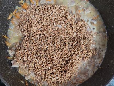 Sotūs grikių patiekalas su kiauliena keptuvėje Žingsnis 4