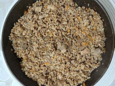 Sotūs grikių patiekalas su kiauliena keptuvėje pagrindine nuotrauka