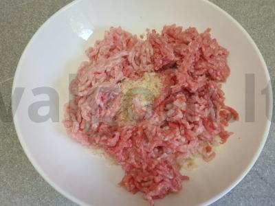 Kiaulienos ir jautienos faršo zrazai su kiaušiniu Žingsnis 3