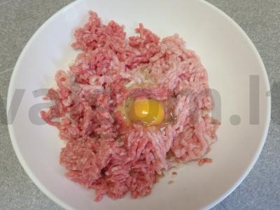 Kiaulienos ir jautienos faršo zrazai su kiaušiniu Žingsnis 4