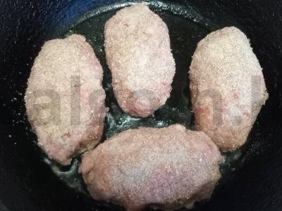 Kiaulienos ir jautienos faršo zrazai su kiaušiniu Žingsnis 11