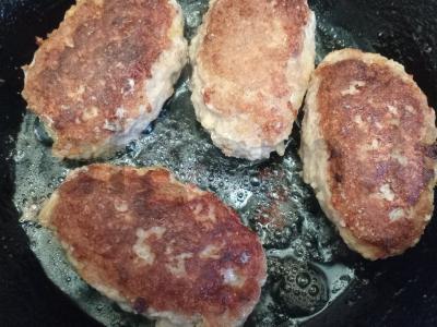 Kiaulienos ir jautienos faršo zrazai su kiaušiniu Žingsnis 12