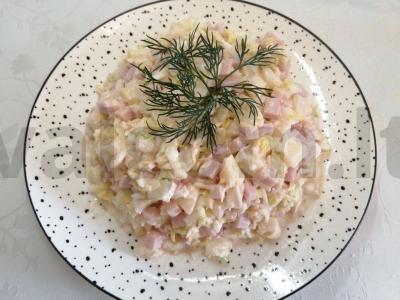 Salotos su konservuotais ananasais ir karbonaidu pagrindine nuotrauka