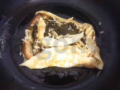 Karštas sumuštinis su kiaušiniu ir jūros kopūstais Žingsnis 4