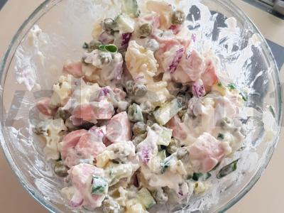 Salotos su žirniais, bulvėmis ir dešrelėmis Žingsnis 5