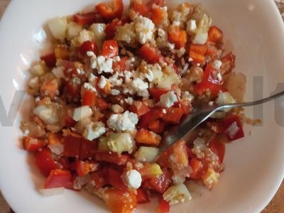 Salotos su quinoa ir varške pagrindine nuotrauka