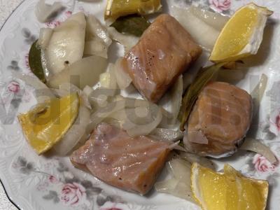 Marinuota raudona žuvis su citrina stiklainyje pagrindine nuotrauka