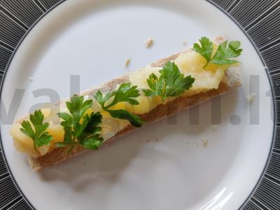 Sumuštinis su silkės ikrais, petražolėmis ir unagi padažu pagrindine nuotrauka