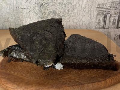 Onigiri su tunu ir ryžiais pagrindine nuotrauka