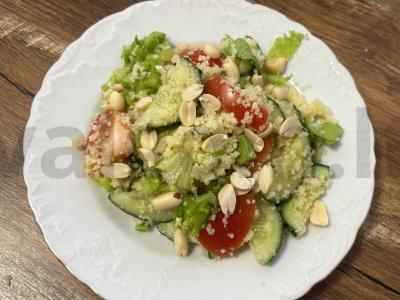 Vegetariškas salotas su kuskusu ir daržovėmis pagrindine nuotrauka