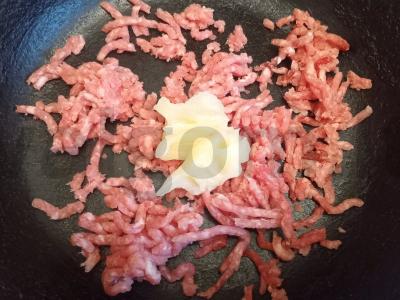 Karštas sumuštinis su jautienos faršu, kiaušiniu ir daržovėmis Žingsnis 1