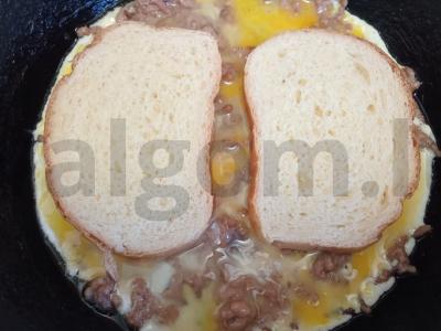 Karštas sumuštinis su jautienos faršu, kiaušiniu ir daržovėmis Žingsnis 4