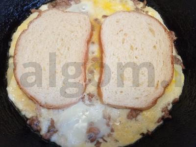 Karštas sumuštinis su jautienos faršu, kiaušiniu ir daržovėmis Žingsnis 5