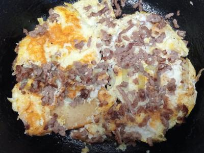 Karštas sumuštinis su jautienos faršu, kiaušiniu ir daržovėmis Žingsnis 6